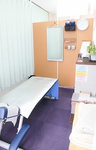 斉藤整体院、院内のようす。受付、施術スペース